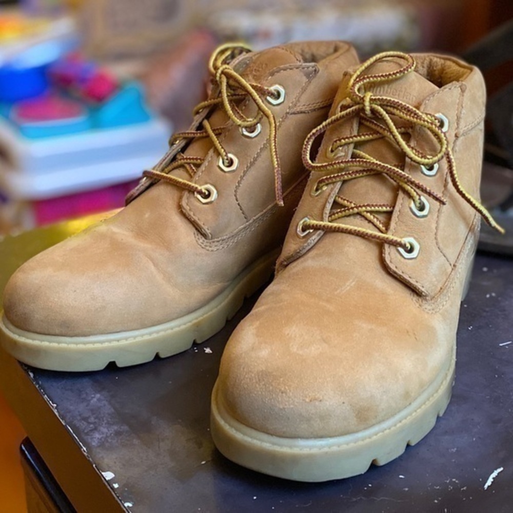Youth Classic Timberlands! Tan. Size 4!